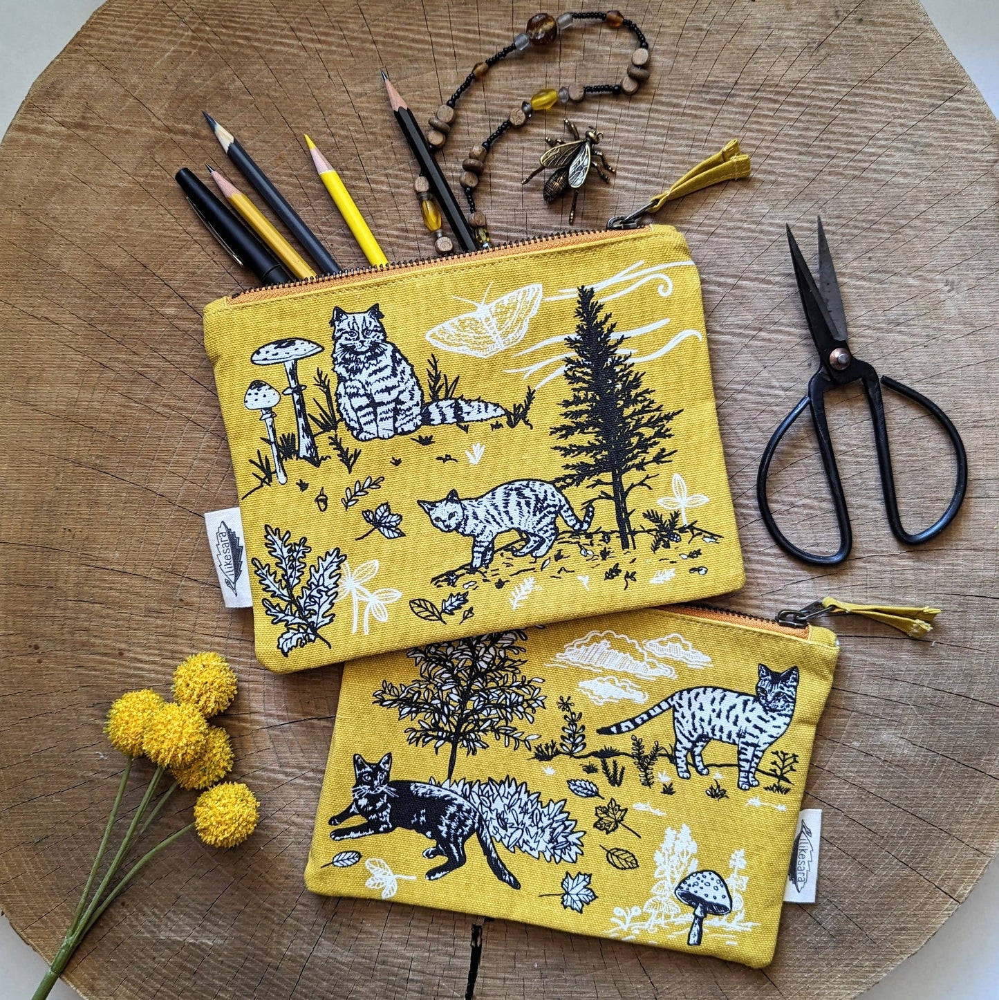 Zippered pouch | outside cats