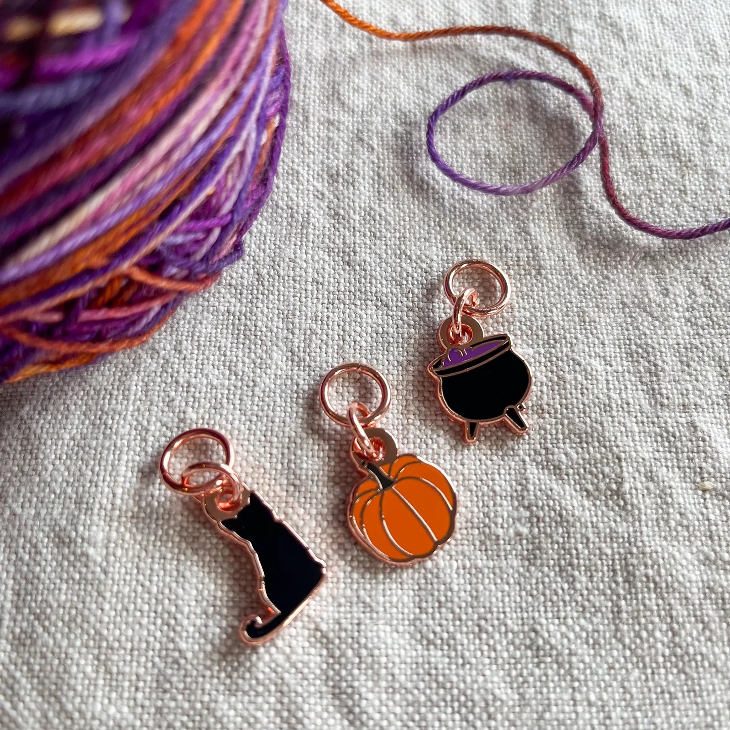 Witch's Familiar Black Kitty 10 mm Round /Stitch Marker - Rose Gold or Silver