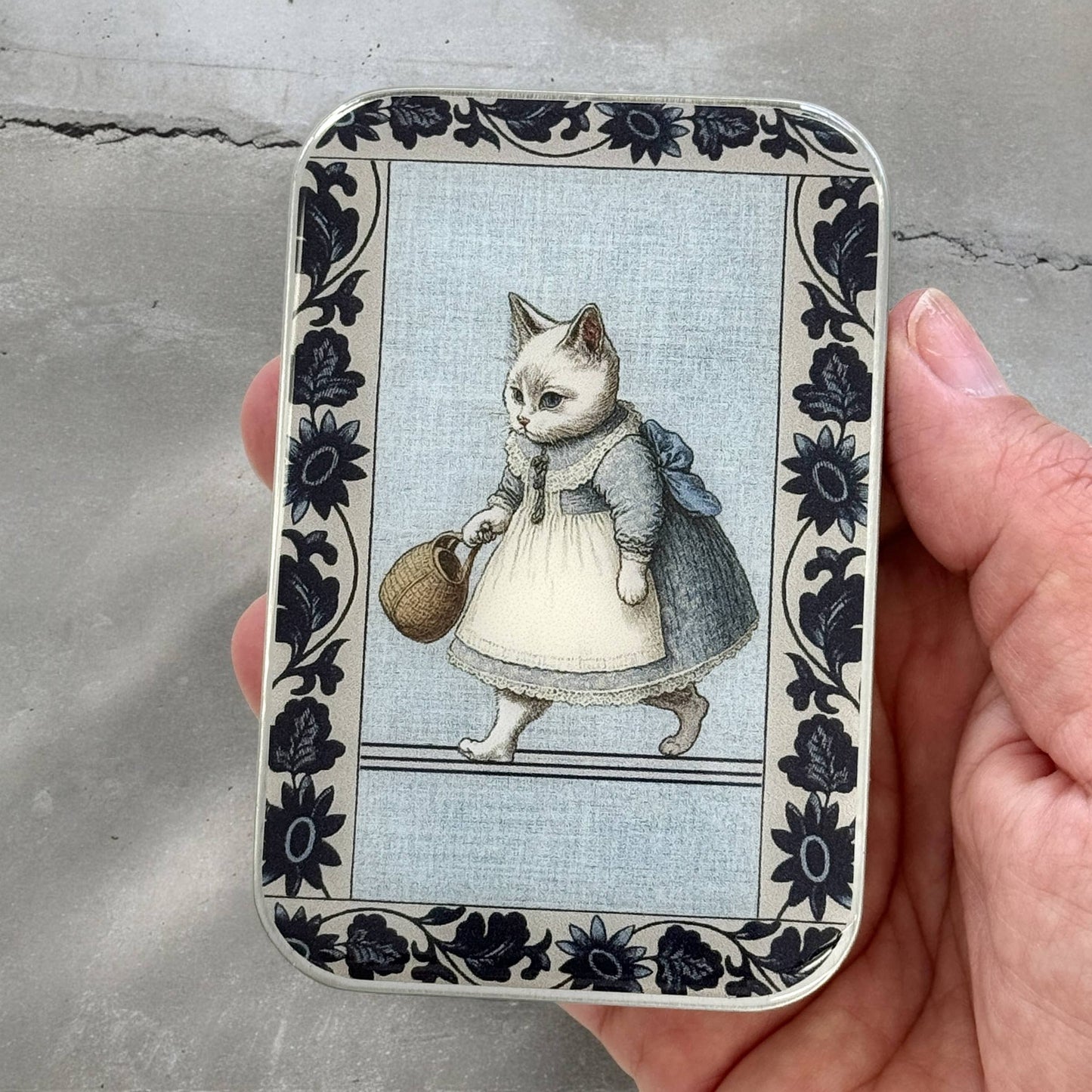 Kitty notions tin: Large